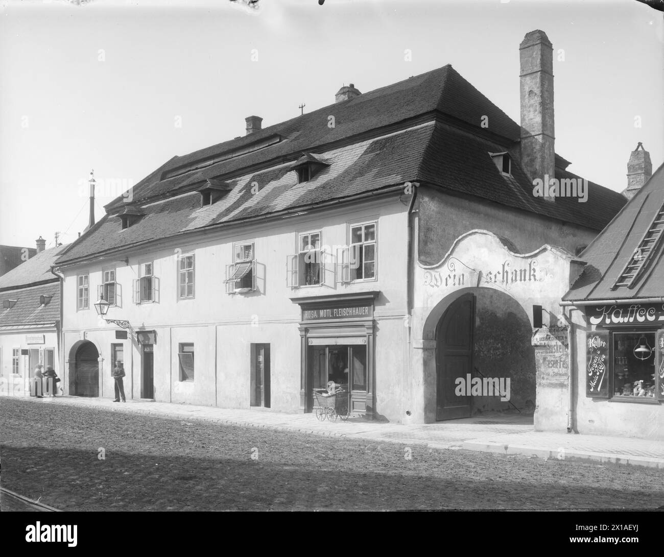 Schwechat, strada principale 14, inclusione da destra, 1905 - 19050101 PD1665 - Rechteinfo: Rights Managed (RM) Foto Stock