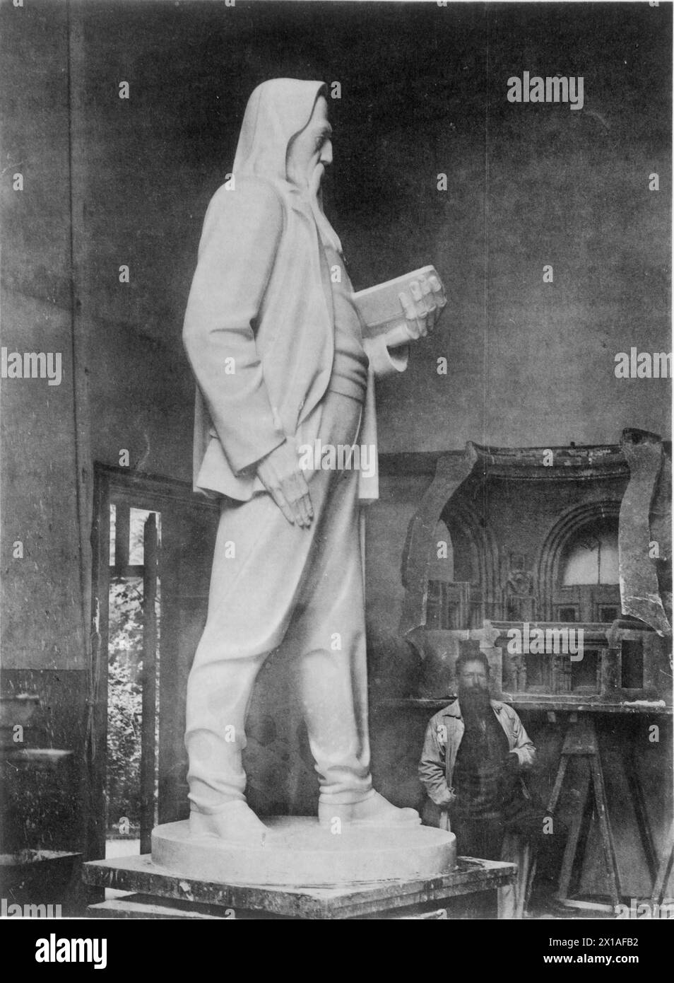 Monumento Stelzhamer a Linz, scultore Franz Metzner accanto alla sitter manifatturiera nel suo studio., 1908 - 19080101 PD1138 - Rechteinfo: Diritti gestiti (RM) Foto Stock