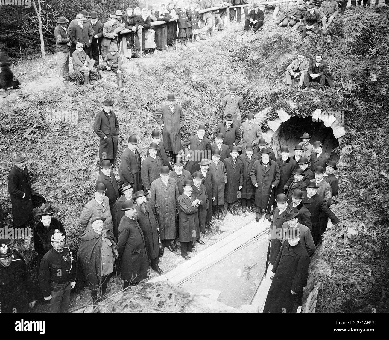 Secondo oleodotto di acqua sorgiva di montagna viennese, cerimonia dopo la copia dell'ultimo stallone tra Wolfsgraben e Laab nella foresta: sindaco Charles Lueger con gruppo dignitari davanti all'dit, 30.04.1908 - 19080430 PD0004 - Rechteinfo: Diritti gestiti (RM) Foto Stock