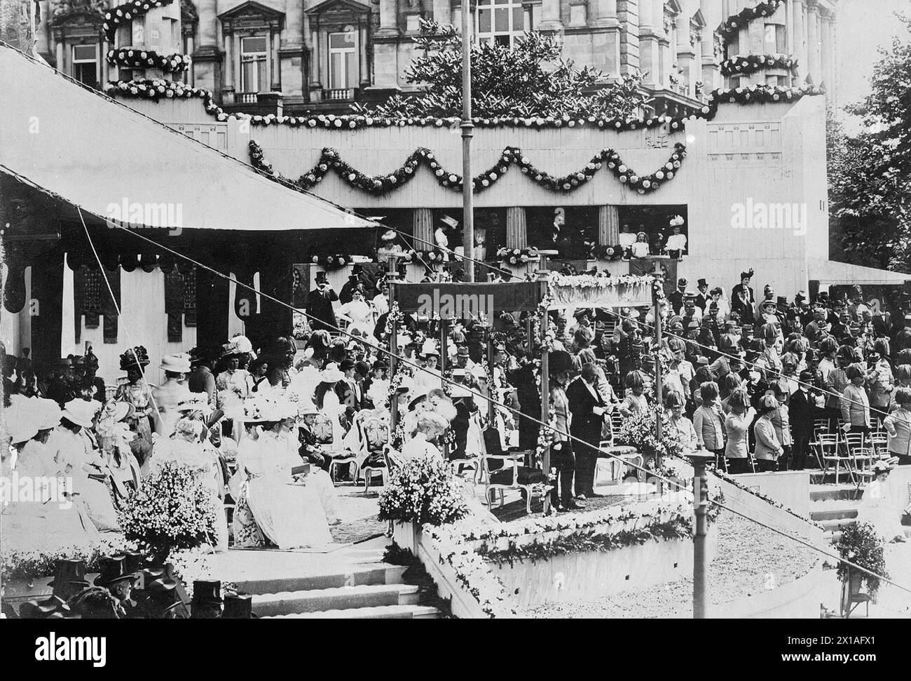 Processione di anniversario, l'imperatore Francesco Giuseppe i abbassa la tenda dell'imperatore, dietro di essa le affollate strutture del festival di fronte alla porta esterna del castello e i quartieri del corpo d'equipaggio del nuovo Palazzo Hofburg., 12.06.1908 - 19080612 PD0002 - Rechteinfo: Diritti gestiti (RM) Foto Stock