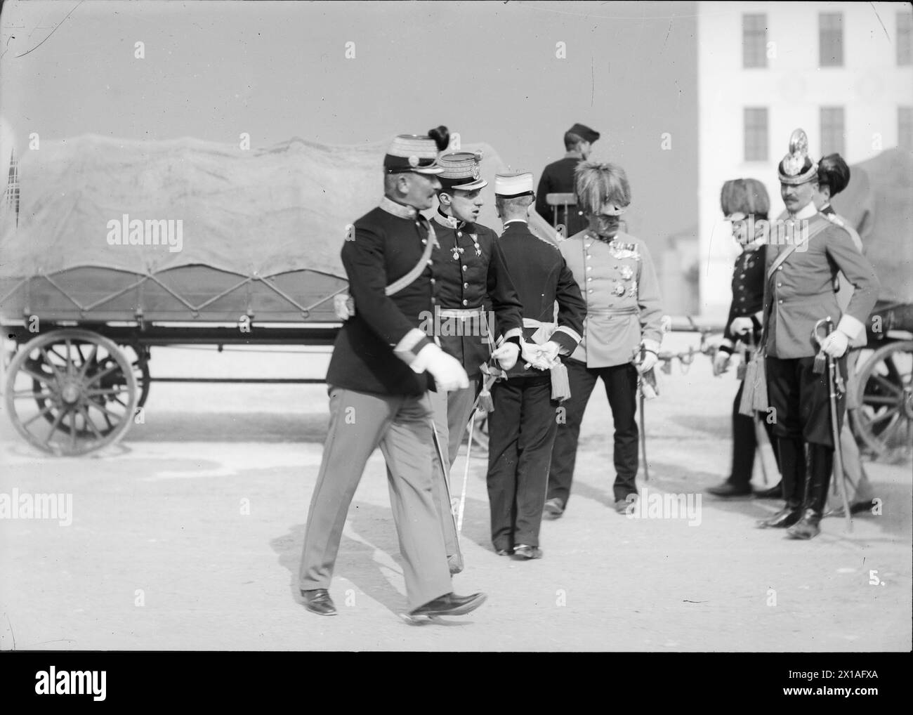 Visita dell'Imperatore Alfonso XIII a Vienna, visita della caserma Meidlinger (ex Meidlinger Trainkaserne (caserma dei treni), Ruckergasse (Rucker Alley) 62): Ispezione del veicolo., 08.10.1908 - 19081008 PD0002 - Rechteinfo: Rights Managed (RM) Foto Stock