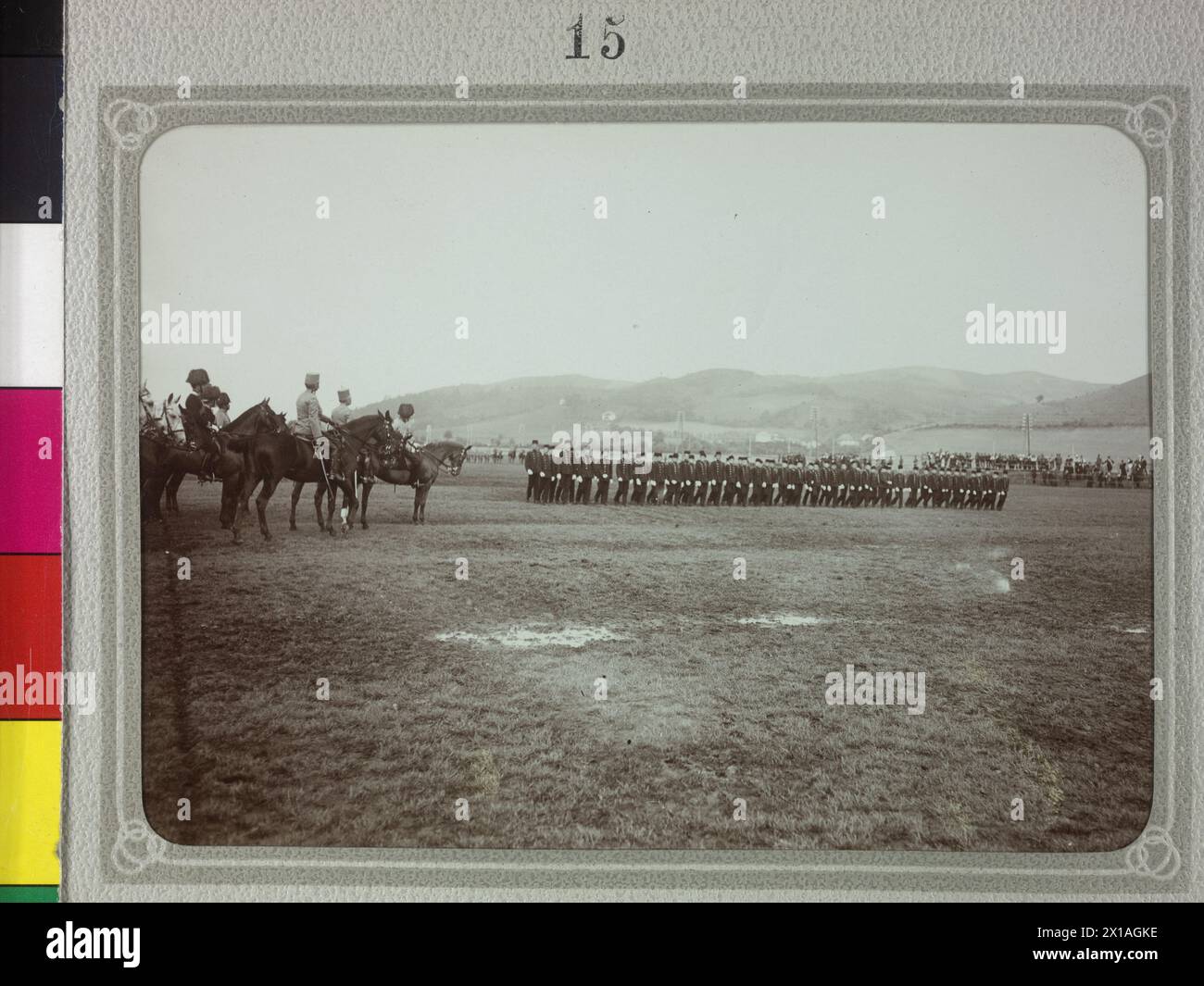 Sarajevo. Defilare l'allievo in un collegio militare imperiale e reale per ragazzi, l'imperatore a cavallo alla parata delle truppe. Pagina 15 dell'album 'Seine Majestaet unser Allergnaedigster Kaiser und Koenig FRANZ JOSEF I. in Bosnien und der Hercegovina 30. Mai - 3. Juni 1910. ', 1910 - 19100101 PD16867 - Rechteinfo: Rights Managed (RM) Foto Stock Sarajevo. Defilare l'allievo in un collegio militare imperiale e reale per ragazzi, l'imperatore a cavallo alla parata delle truppe. Pagina 15 dell'album 'Seine Majestaet unser Allergnaedigster Kaiser und Koenig FRANZ JOSEF I. in Bosnien und der Hercegovina 30. Mai - 3. Juni 1910. ', 1910 - 19100101 PD16867 - Rechteinfo: Rights Managed (RM) Foto Stock