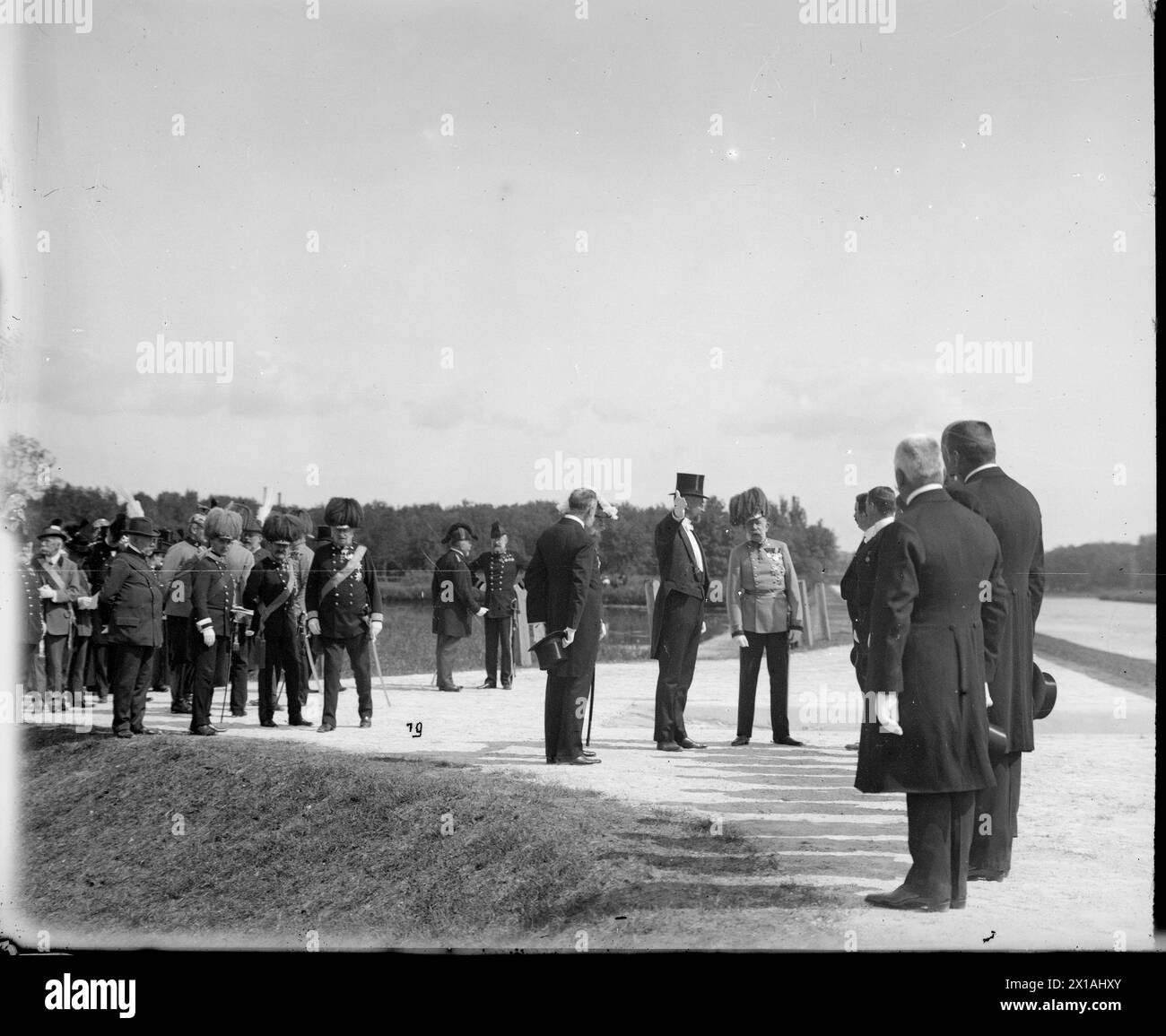 Sparatoria festiva per l'anniversario a St Poelten, consigliere di Stato per le strutture idrauliche, Franz Pirko, consigliere Franz Joseph per lo scopo e il tipo di regolamentazione del fiume Traisen. Sul retro: archduke Rainer, Erich Kielmansegg., 21.06.1910 - 19100621 PD0006 - Rechteinfo: Rights Managed (RM) Foto Stock