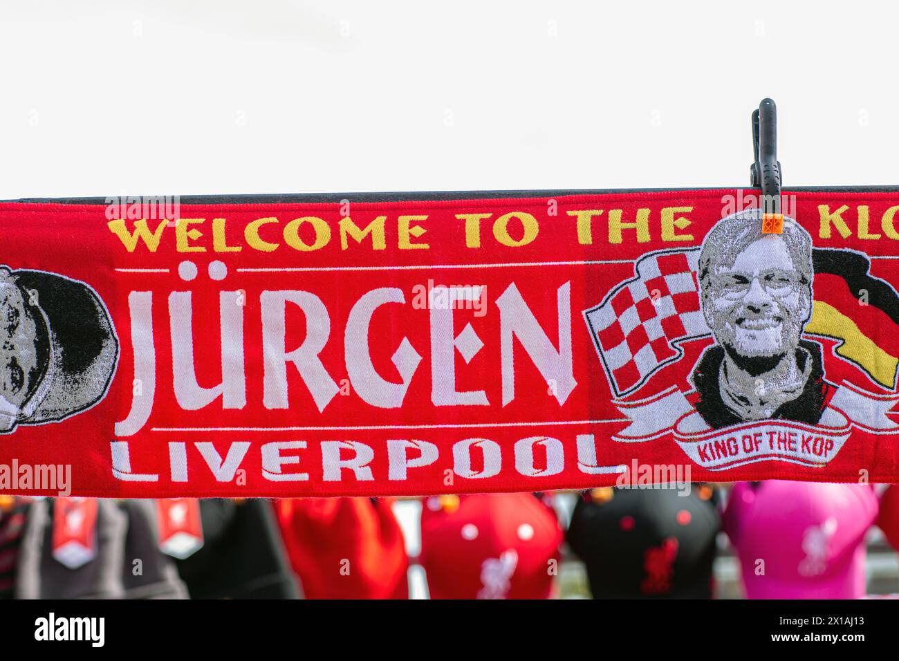 Sciarpa Jurgen Klopp in vendita prima della partita di Premier League Crystal Palace vs Liverpool . Foto Stock