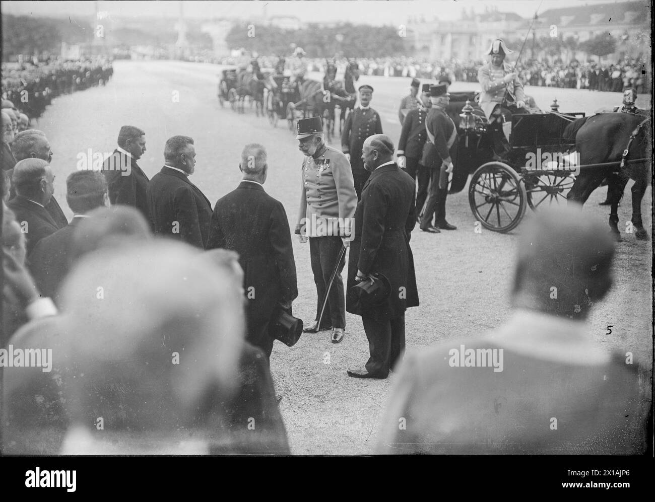 Ritorno dell'imperatore Francesco Giuseppe da Ischl a Palazzo Schoenbrunn, Francesco Giuseppe ringrazia il vice-sindaco viennese per l'accoglienza festosa in occasione del suo ritorno del soggiorno estivo a Ischl., 08.09.1913 - 19130908 PD0008 - Rechteinfo: Diritti gestiti (RM) Foto Stock