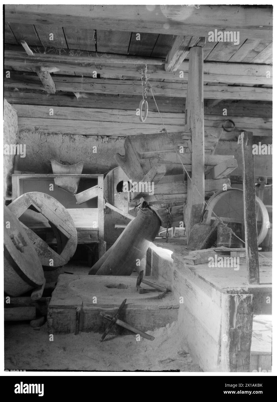 Cassone di scafo e tramoggia di un frantoio a Krumbach, 1920 - 19200101_PD14026 - Rechteinfo: Rights Managed (RM) Foto Stock
