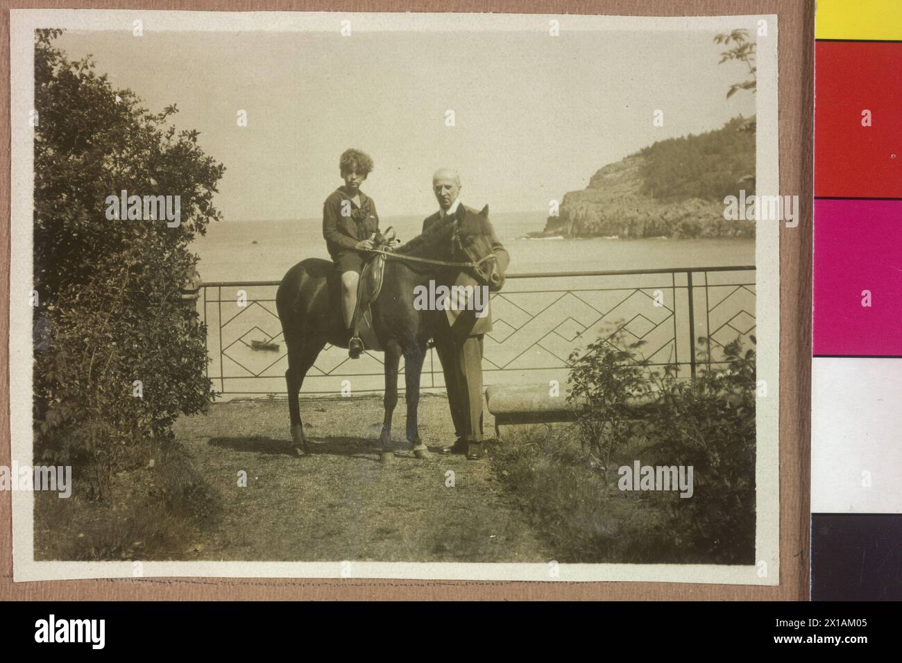 Otto Asburgo a cavallo a Lequeitio, otto Asburgo a cavallo, insieme a Heinrich Clam nel parco della casa della famiglia imperiale esiliata. Dall'album di famiglia del fotografo, datato 1921 / 1922., 11.09.1922 - 19220911 PD0009 - Rechteinfo: Rights Managed (RM) Foto Stock