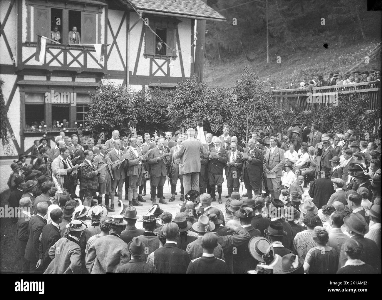 Glocknerhaus (Glockner House), Glocknerhaus (Glockner House): Celebrazione del 50° anniversario: Esecuzione di canzoni della società corale maschile di Vienna. fotografia. Visualizza 1926, 1926 - 19260101 PD1845 - Rechteinfo: Rights Managed (RM) Foto Stock