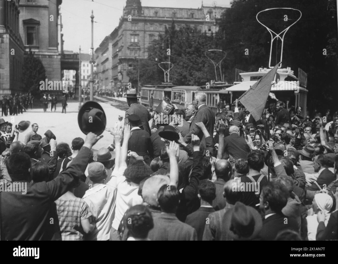 La rivolta di luglio, il sindaco Seitz e il mortaio (al centro) si vendono invano, della macchina dell'equipaggio di un percorso attraverso i dimostranti. La polizia salvaguarda il campidoglio, 15.07.1927 - 19270715 PD0092 - Rechteinfo: Diritti gestiti (RM) Foto Stock