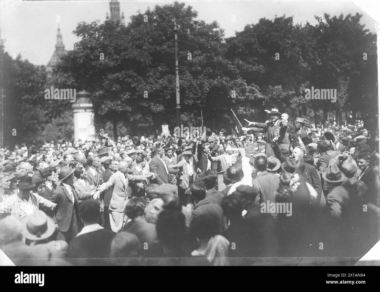 Rivolta di luglio, sindaco Charles Seitz in auto in piedi, sulla Ringstrasse di Vienna di fronte al municipio, anello dei manifestanti, 15.07.1927 - 19270715 PD0089 - Rechteinfo: Diritti gestiti (RM) Foto Stock