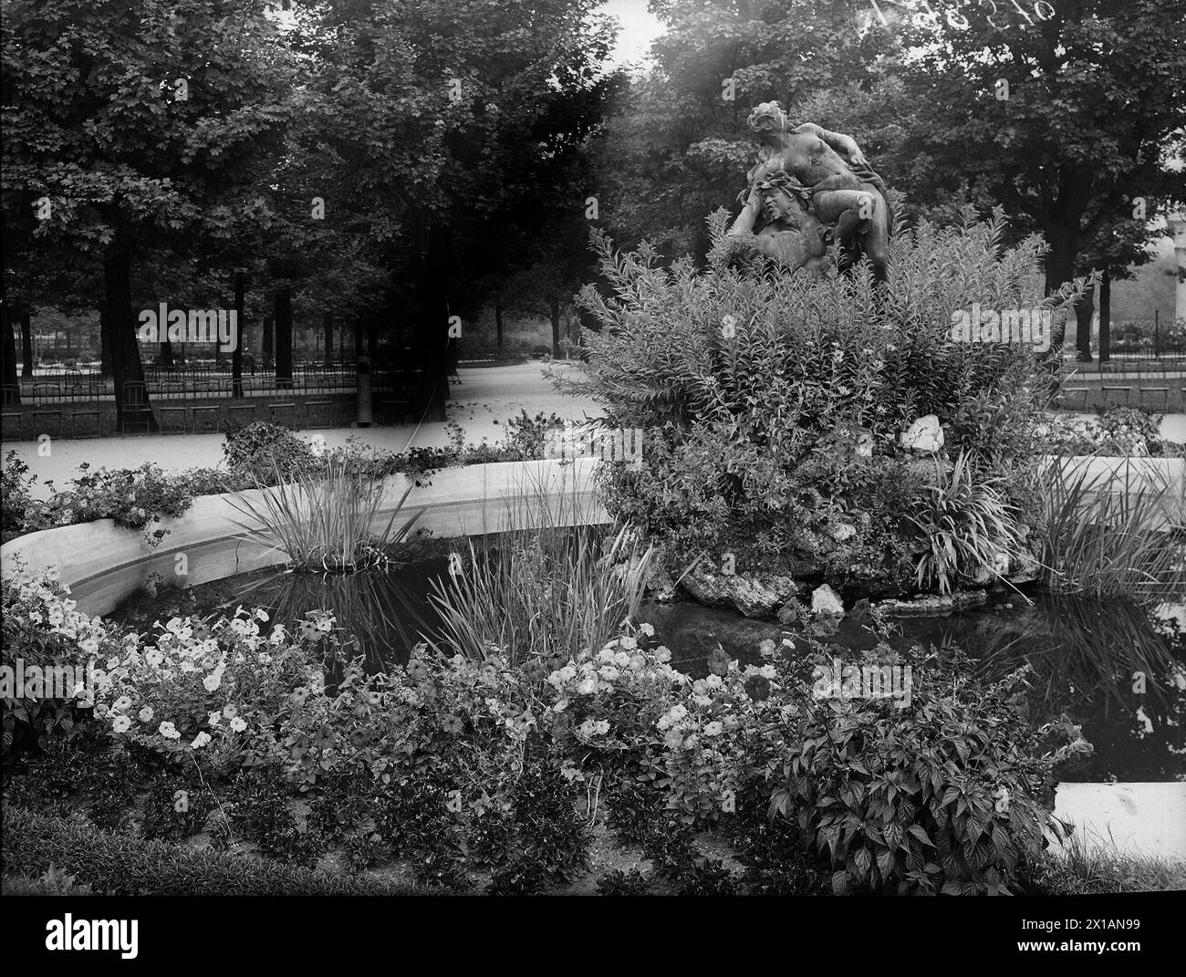 Vienna 1, Volksgarten, piccolo bacino nella decorazione floreale. Tritone e ninfa di Tilgner, 15.08.1927 - 19270815 PD0003 - Rechteinfo: Diritti gestiti (RM) Foto Stock