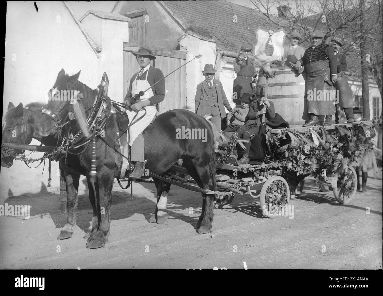 Veicolo Cooper al festival della vendemmia 1928, cavallo e carrozza con uomini abituali e una grande botte al festival di Poysdorf, 1928 - 19280101 PD3193 - Rechteinfo: Diritti gestiti (RM) Foto Stock