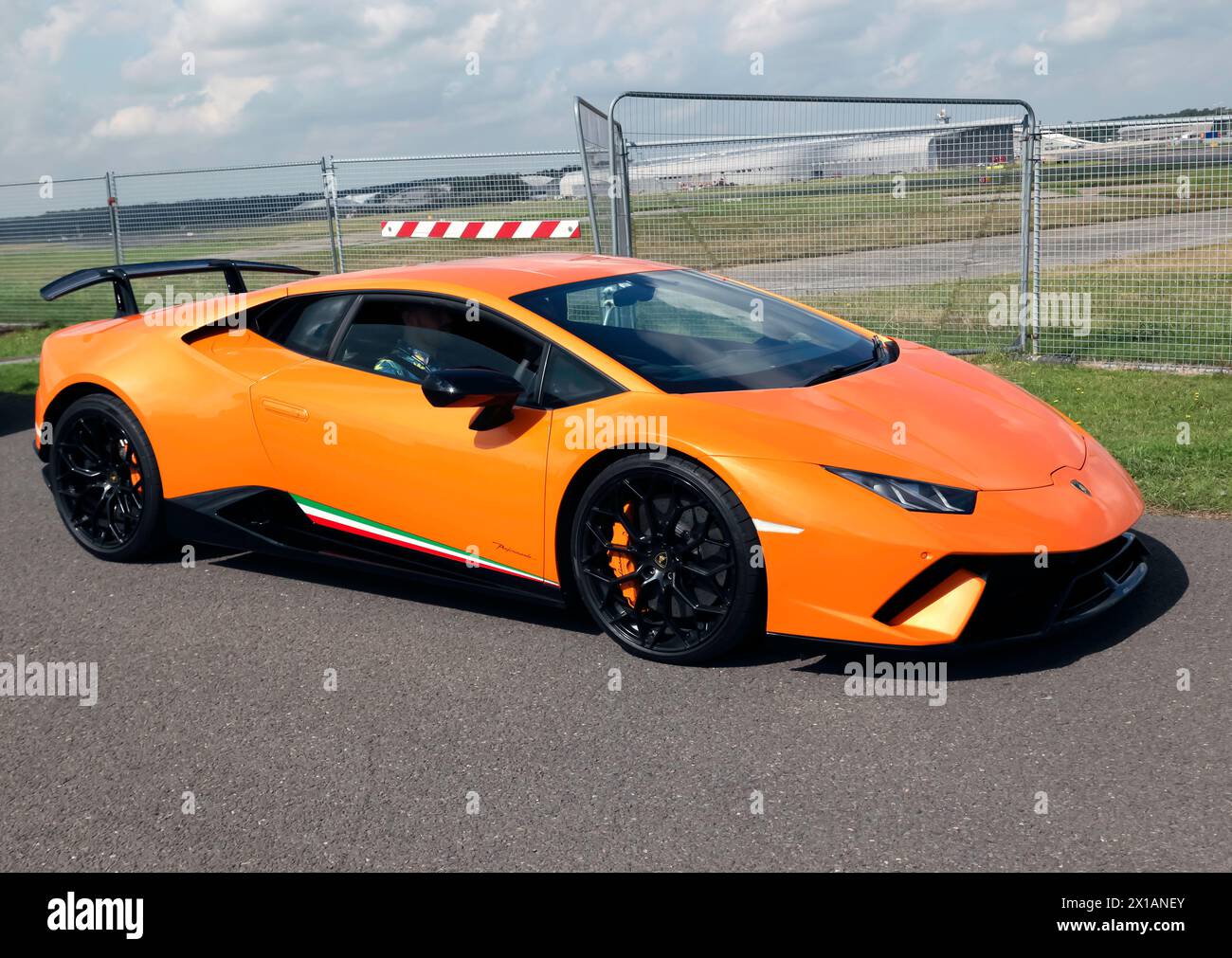 Lamborghini Huracán LP 640-4 Performante, preparandosi a prendere parte al Super Car Showdown, nell'arena dal vivo, al British Motor Show del 2023 Foto Stock