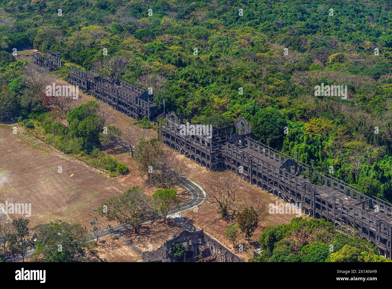 Le rovine della caserma lunga un miglio sull'isola di Corregidor, Manila Bay, nelle Filippine. Foto Stock