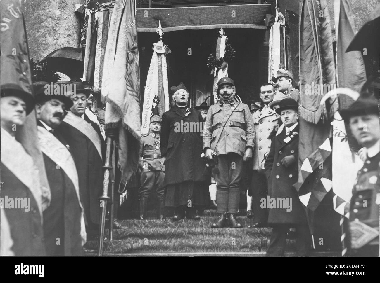 Giornata altoatesina a Vienna, servizio di campeggio di fronte alla Chiesa di San Carlo. sul livello in alto a destra di un trombettiere in uniforme l'associazione di combattenti di prima linea, il Memorial Day è stato annuale delle associazioni viennesi di rifugiati o sfollati dello stesso paese o regioni del Tirolo e del paese alpino bassa partecipazione organizzano numerosi club tradizionali e forze paramilitari, 1929 - 19290101 PD3543 - Rechteinfo: diritti gestiti (RM) Foto Stock