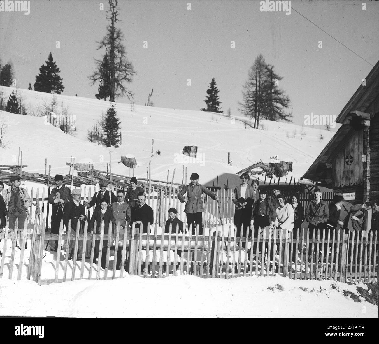 Hochrindlhuette (rifugio alpino), Hochrindlhuette (rifugio alpino) (Carinzia): Gruppo giovanile (parziale con sci) di fronte al rifugio. immagine invernale. foto. Visualizza circa 1930, 1930 - 19300101 PD10184 - Rechteinfo: Rights Managed (RM) Foto Stock Hochrindlhuette (rifugio alpino), Hochrindlhuette (rifugio alpino) (Carinzia): Gruppo giovanile (parziale con sci) di fronte al rifugio. immagine invernale. foto. Visualizza circa 1930, 1930 - 19300101 PD10184 - Rechteinfo: Rights Managed (RM) Foto Stock