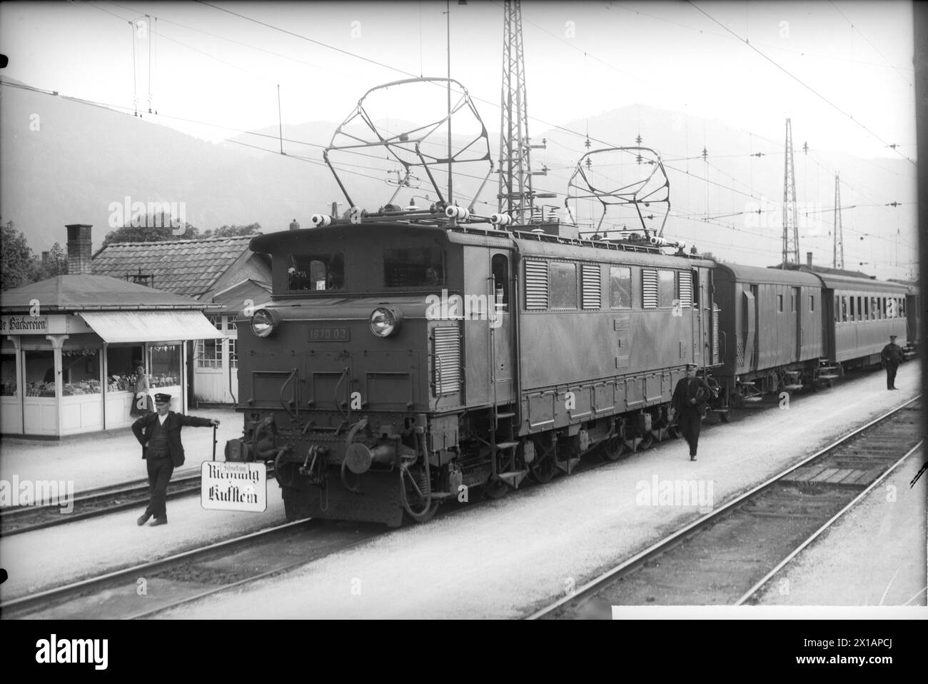 Stazione di Woergl, treno veloce in direzione Kufstein prima della partenza (locomotiva elettrica serie 1670.03), 1930 - 19300101 PD8206 - Rechteinfo: Rights Managed (RM) Foto Stock