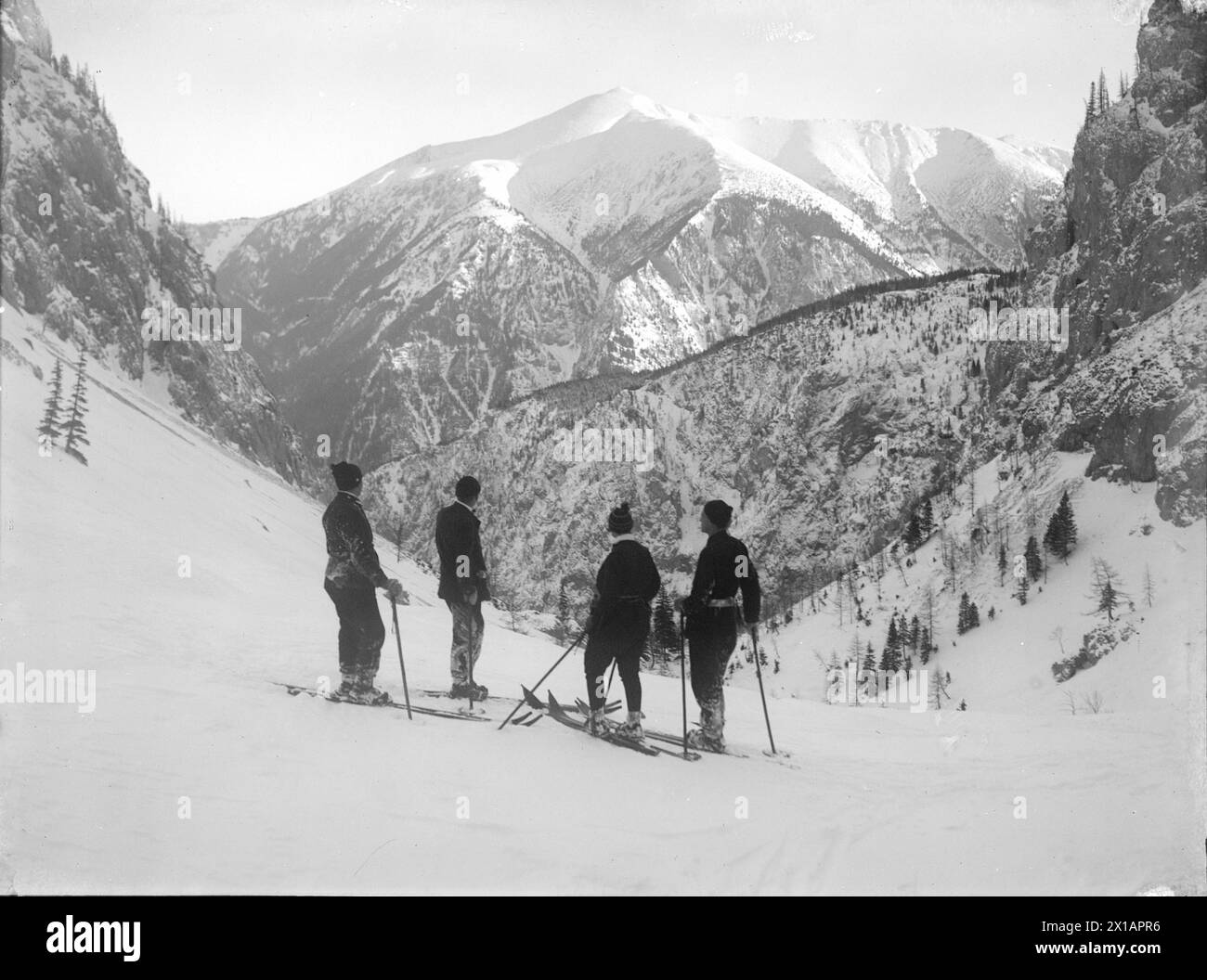 Hochschneeberg (vetta), vista dalla grande Hoellental (Valle dell'Inferno) (da sud) in un tour sciistico, 1930 - 19300101 PD8962 - Rechteinfo: Diritti gestiti (RM) Foto Stock