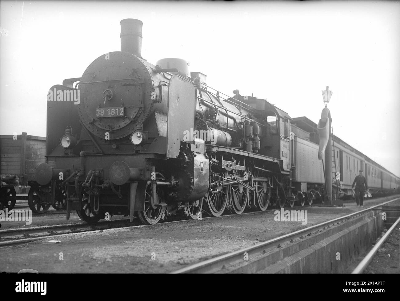 Amstetten, locomotiva a vapore espresso tedesca 38.1812, ex P 8 prussiana, di fronte al treno passeggeri. Vista frontale sulla destra, annotazione: Informazioni sulla stazione Amstetten tramite editore specializzato. Joseph otto Slezak, Vienna, 1930 - 19300101 PD9278 - Rechteinfo: Diritti gestiti (RM) Foto Stock