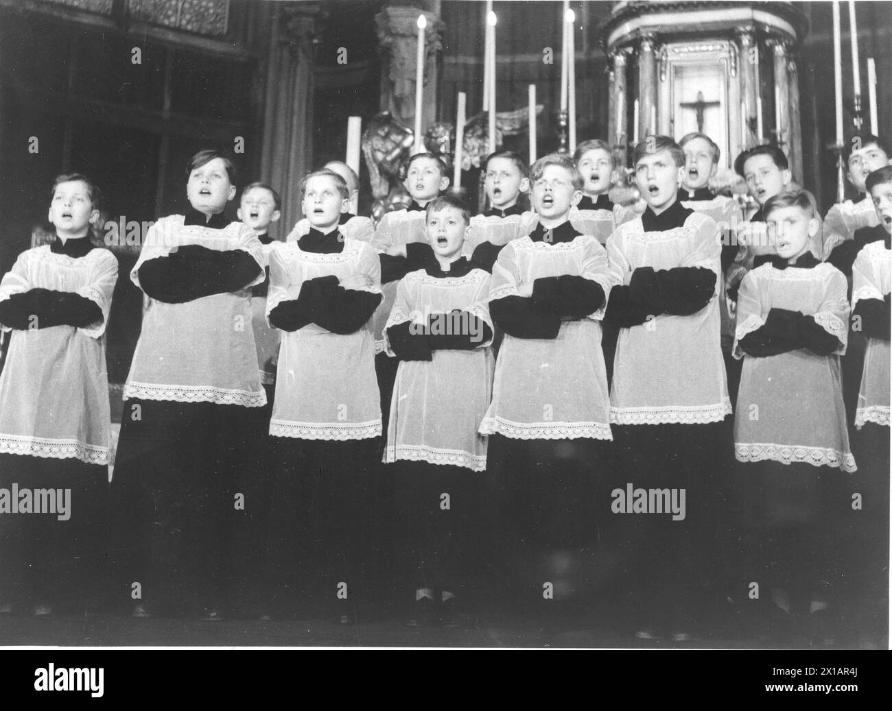 Vienna Boys' Choir, il coro che canta alla messa domenicale nella cappella del castello, 1930 - 19300101 PD9939 - Rechteinfo: Rights Managed (RM) Foto Stock