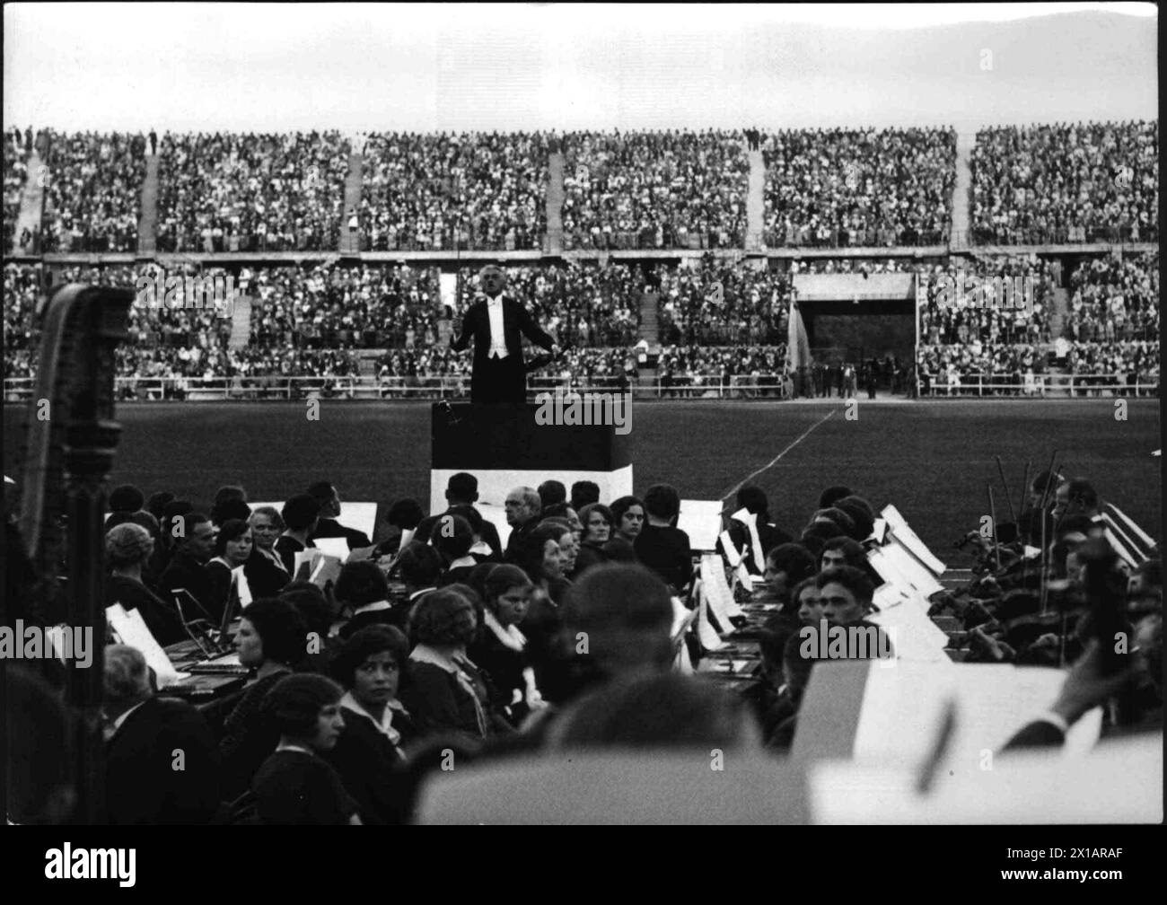 Apertura dello stadio viennese, John Strauss nipote che controlla nello stadio viennese la grande orchestra del mondo (1000 musicisti) davanti al pubblico 50,000, 11.07.1931 - 19310711 PD0002 - Rechteinfo: Diritti gestiti (RM) Foto Stock