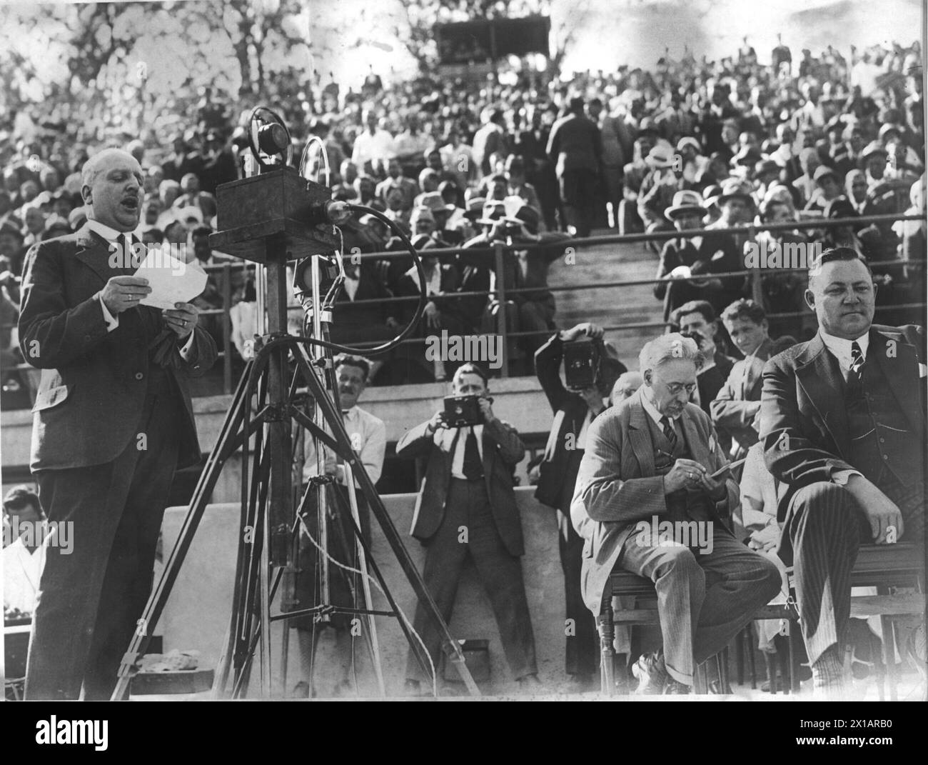 Inaugurazione dello stadio viennese, Presidente Federale Miklas davanti al microfono in piedi, al saluto, 11.07.1931 - 19310711 PD0005 - Rechteinfo: Diritti gestiti (RM) Foto Stock