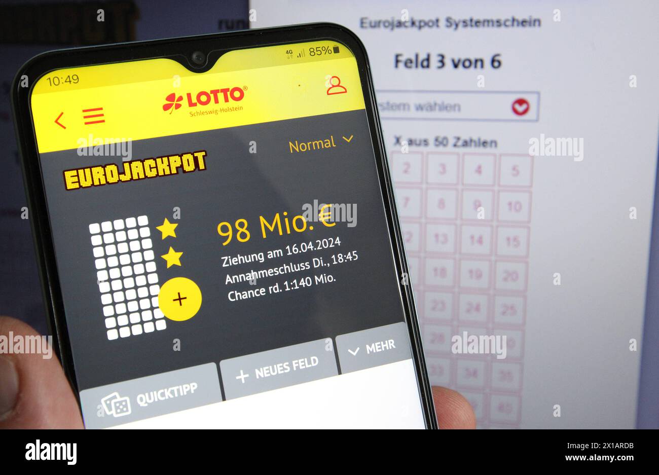 Auf einem smartphone ist die App von lotto Schleswig-Holstein geöffnet. Auf der Startseite wird für die Teilnahme an der Zahlenlotterie Eurojackpot geworben. Schnelsen Hamburg *** l'app lotto Schleswig Holstein è aperta su smartphone la pagina iniziale pubblicizza la partecipazione alla lotteria Eurojackpot Schnelsen Hamburg Foto Stock