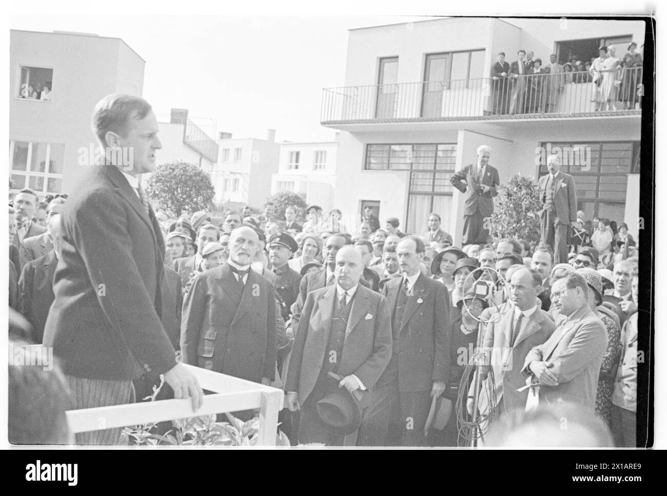 Apertura di un complesso residenziale sperimentale avviato da a Werkbund, l'amministratore delegato della Gesiba, Hermann Neubacher, al del suo discorso sotto il pubblico il presidente federale Miklas e il sindaco Seitz, 1932 - 19320101 PD6786 - Rechteinfo: Diritti gestiti (RM) Foto Stock