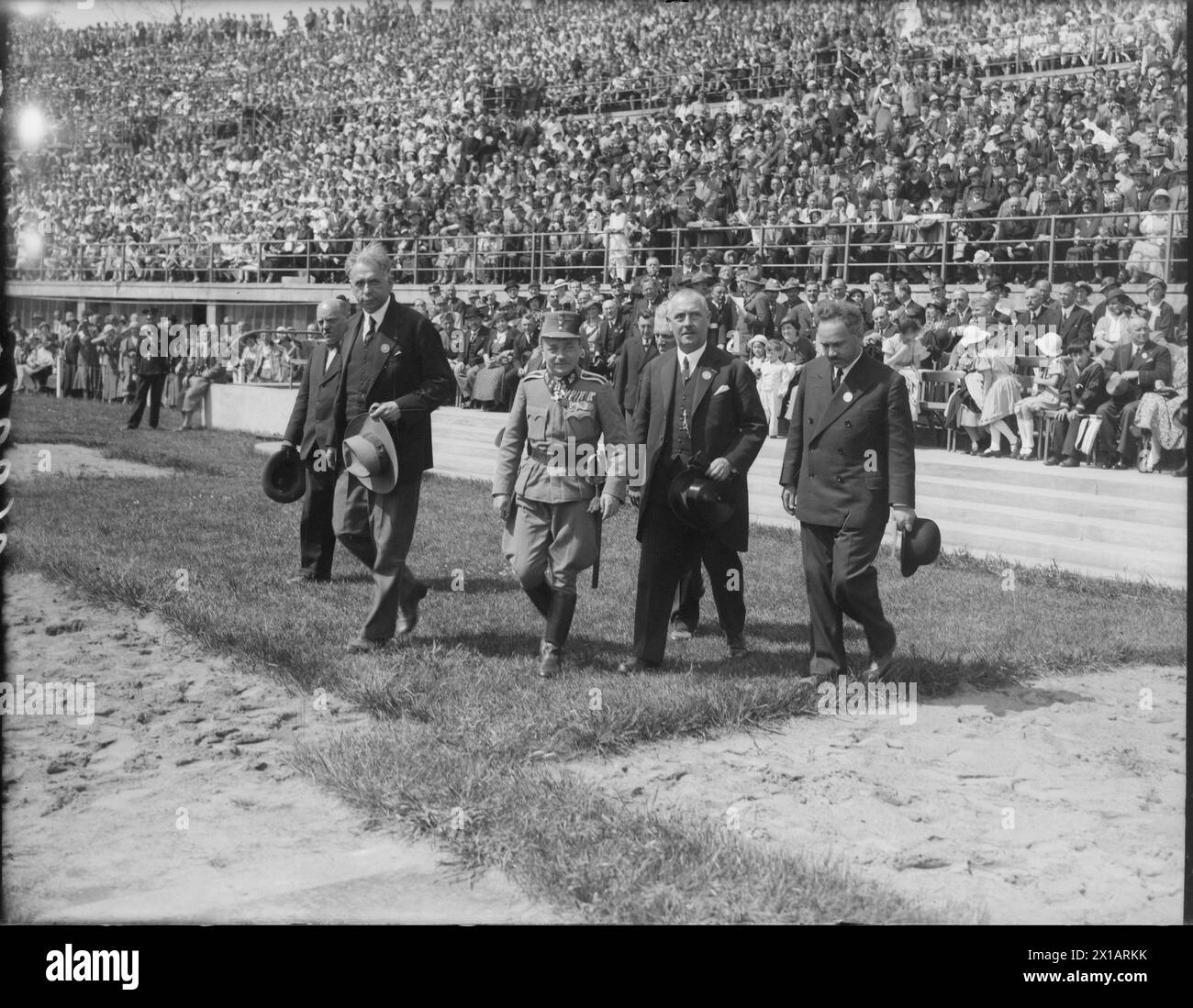 Omaggio per bambini con concorso nello stadio viennese, 1,5.1934, gruppo. Seconda da sinistra Engelbert Dollfuss, a destra a parte Richard lash, 01.05.1934 - 19340501 PD0132 - Rechteinfo: Rights Managed (RM) Foto Stock