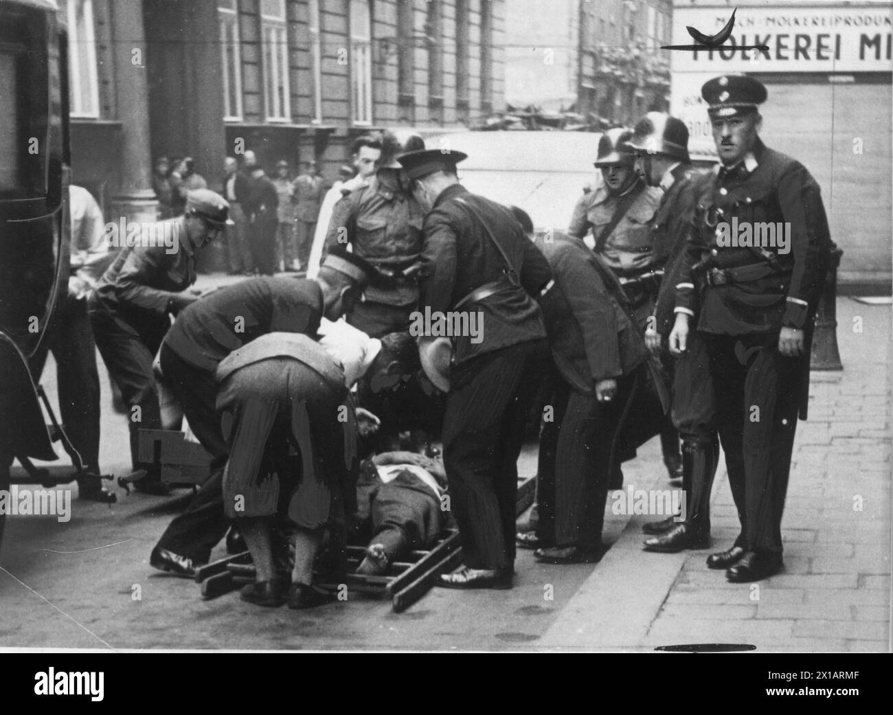 Luglio 1934, agente di stato delle vittime che si trova di fronte all'edificio RAVAG fornito, 25.07.1934 - 19340725 PD0007 - Rechteinfo: Diritti gestiti (RM) Foto Stock