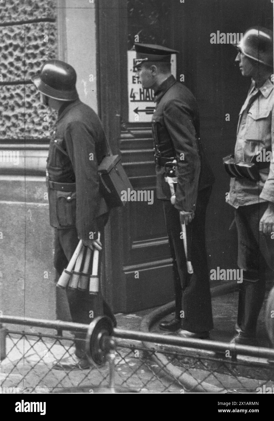 Luglio Putsch 1934, traduzione del RAVAG: Tre poliziotti, da due in attrezzature per tempesta, davanti all'ingresso, 25.07.1934 - 19340725 PD0006 - Rechteinfo: Diritti gestiti (RM) Foto Stock