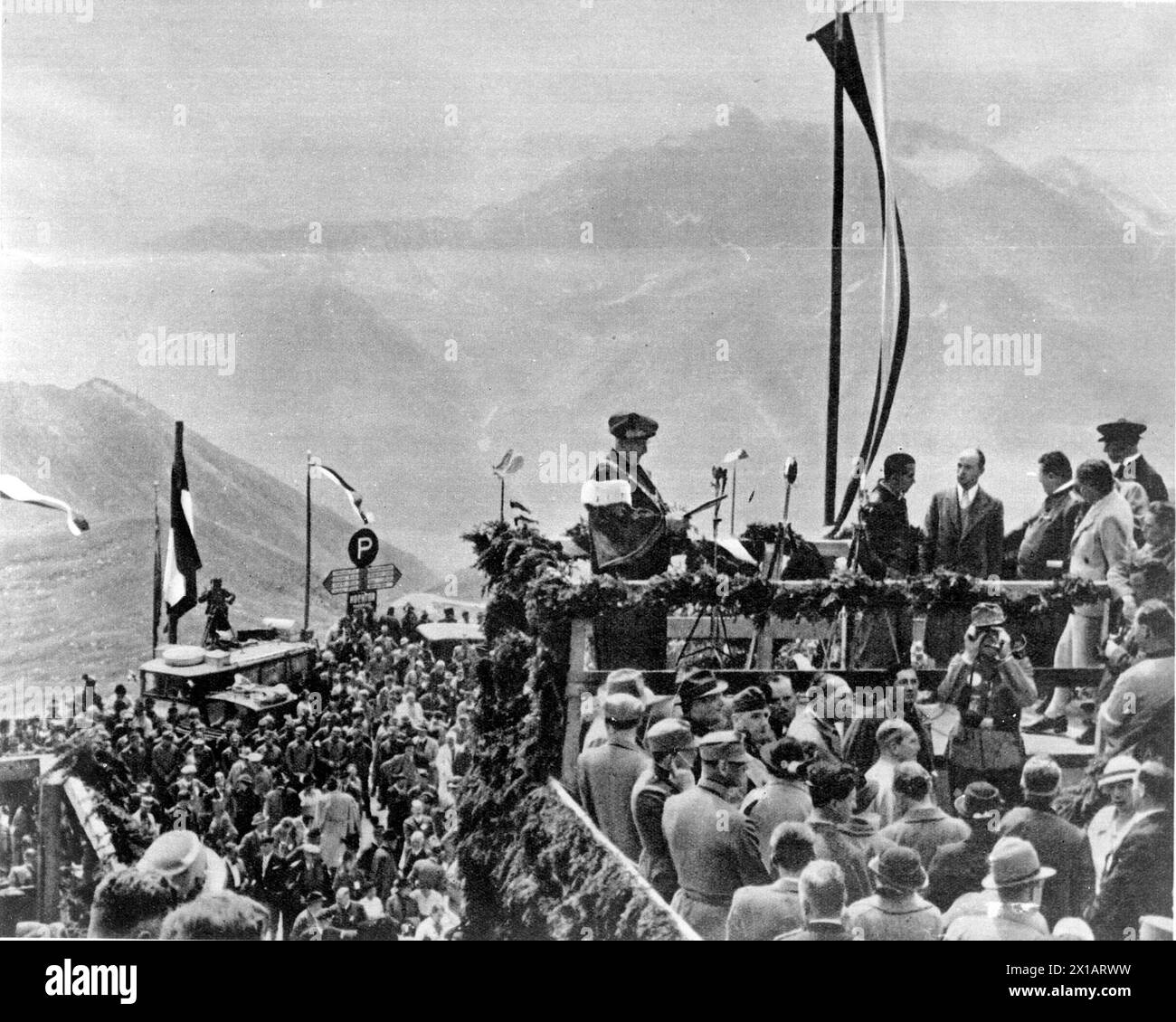 Inaugurazione della Grossglockner High Alpine Road, cerimonia presso il tunnel Hochtor: Il preside può segnalare la nomina del governatore Rehrl e dell'alto funzionario governativo Wallack al cittadino onorario accademico dell'università tecnica, 03.08.1935 - 19350803 PD0006 - Rechteinfo: Diritti gestiti (RM) Foto Stock