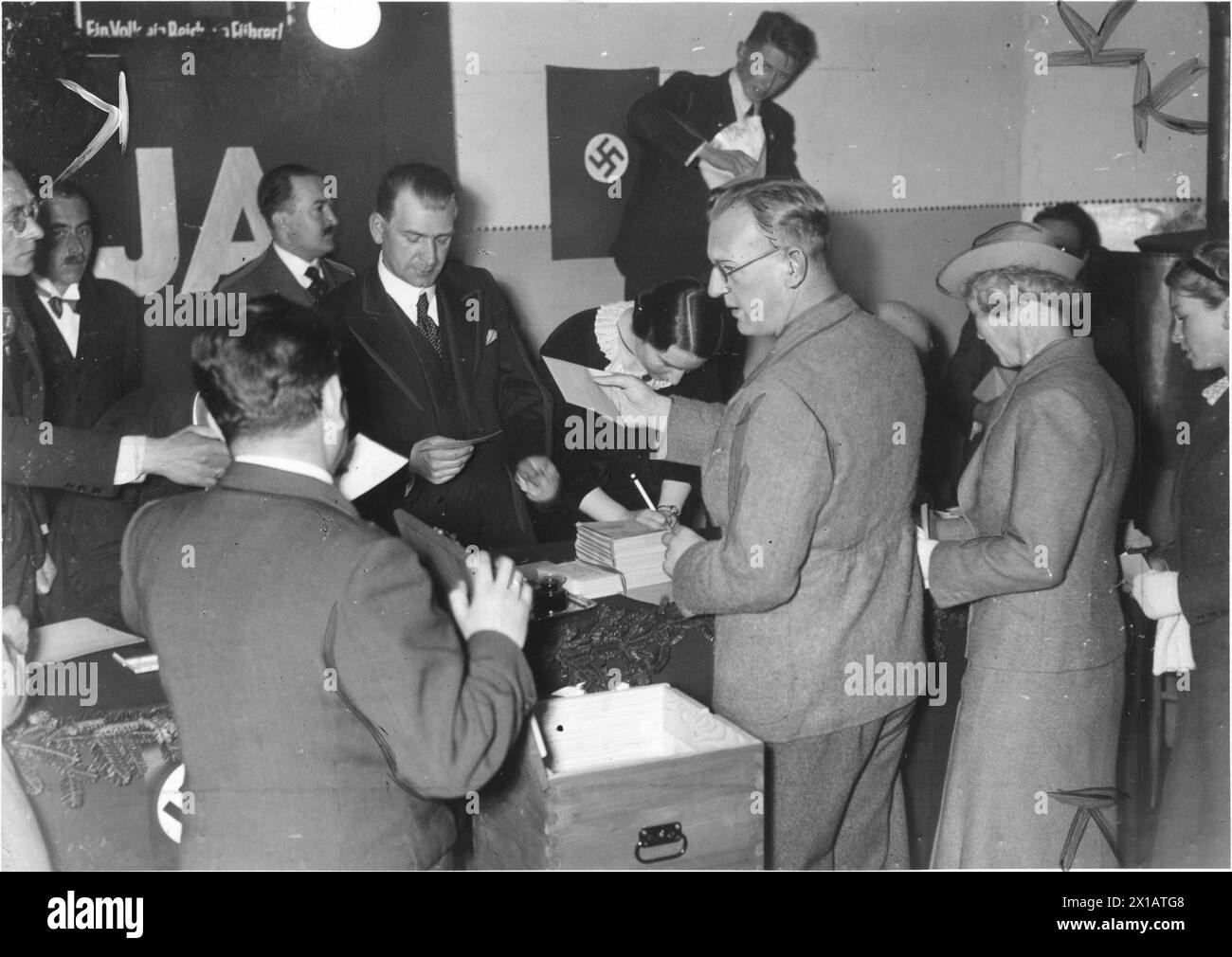 Plebiscito a Vienna, Seyss-Inquart alla votazione nel suo seggio elettorale sulla Rupertusplatz a Dornbach, 10.4.1938 - 19380410 PD0038 - Rechteinfo: Diritti gestiti (RM) Foto Stock