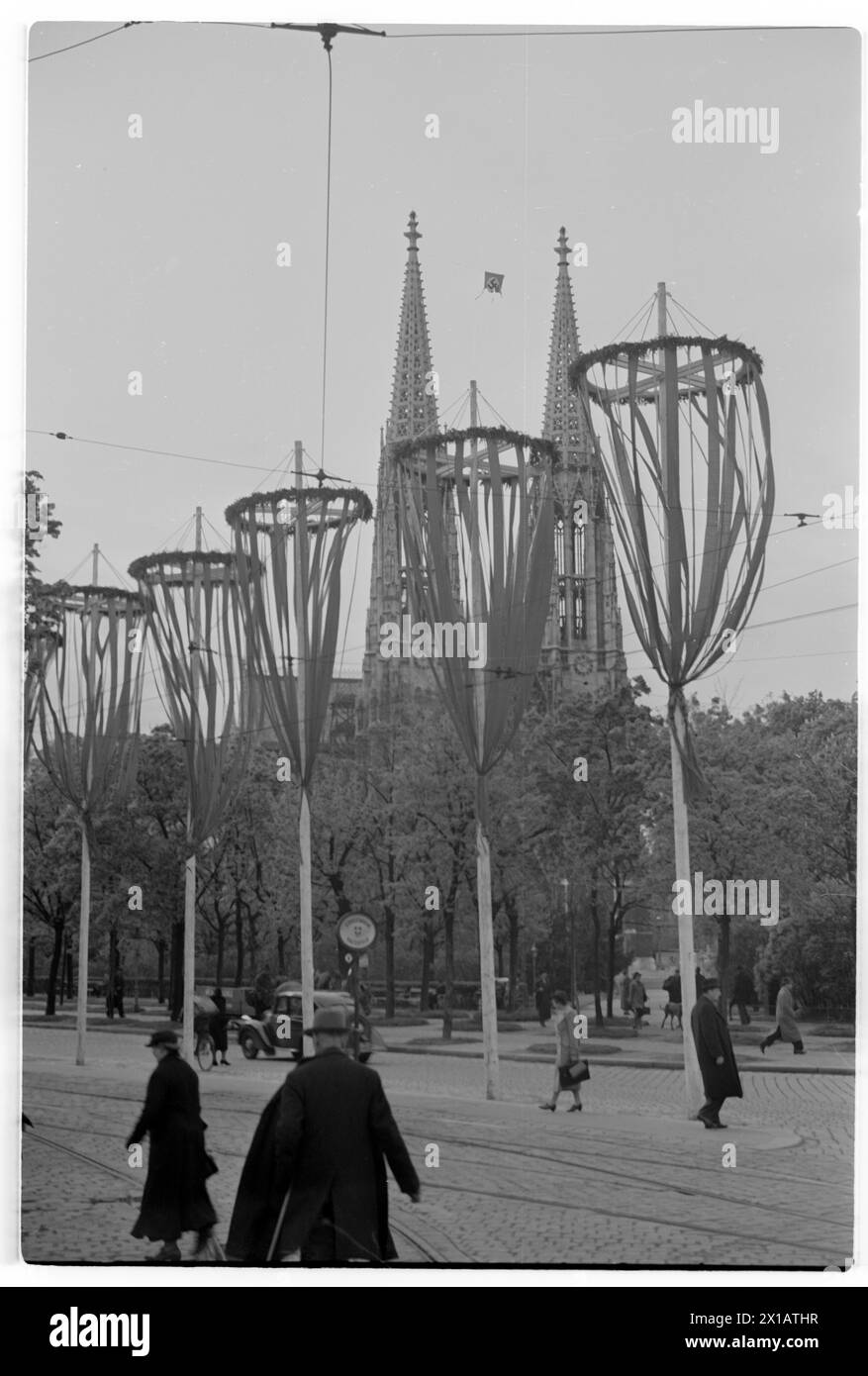 Giorno di maggio 1938 a Vienna, molti maypole sulla Ringstrasse, la chiesa votiva, 01.05.1938 - 19380501 PD0104 - Rechteinfo: Diritti gestiti (RM) Foto Stock