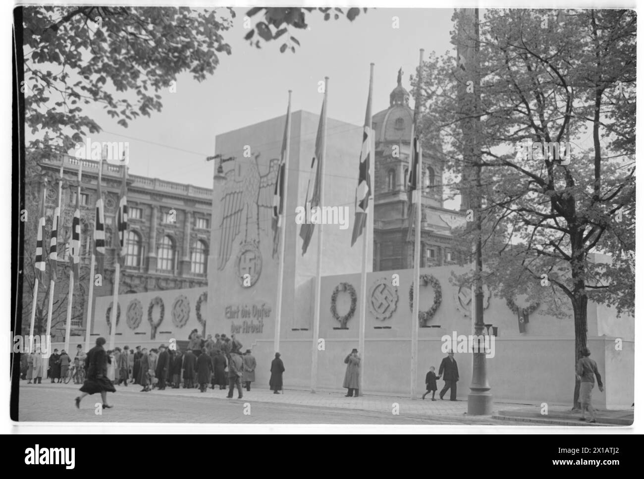 Primo maggio 1938, a Vienna, grande layout di design su Maria-Theresien-Platz, iscrizione: ''Ehrt die Opfer der Arbeit'', 1.5.1938 - 19380501 PD0100 - Rechteinfo: Rights Managed (RM) Foto Stock