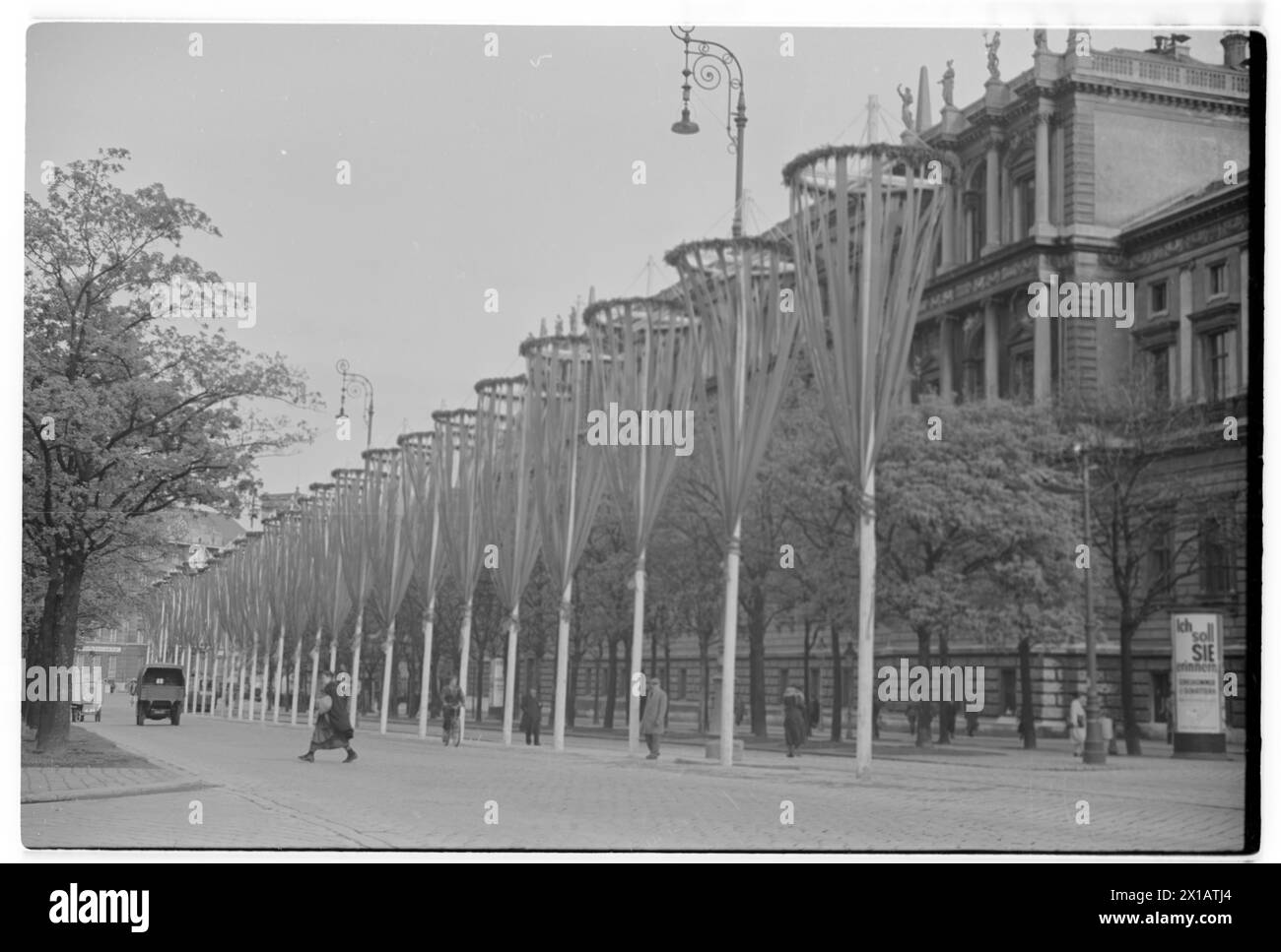Giorno di maggio 1938 a Vienna, vista verso la con molti maypole adornato Ringstrasse presso l'università, 01.05.1938 - 19380501 PD0102 - Rechteinfo: Diritti gestiti (RM) Foto Stock