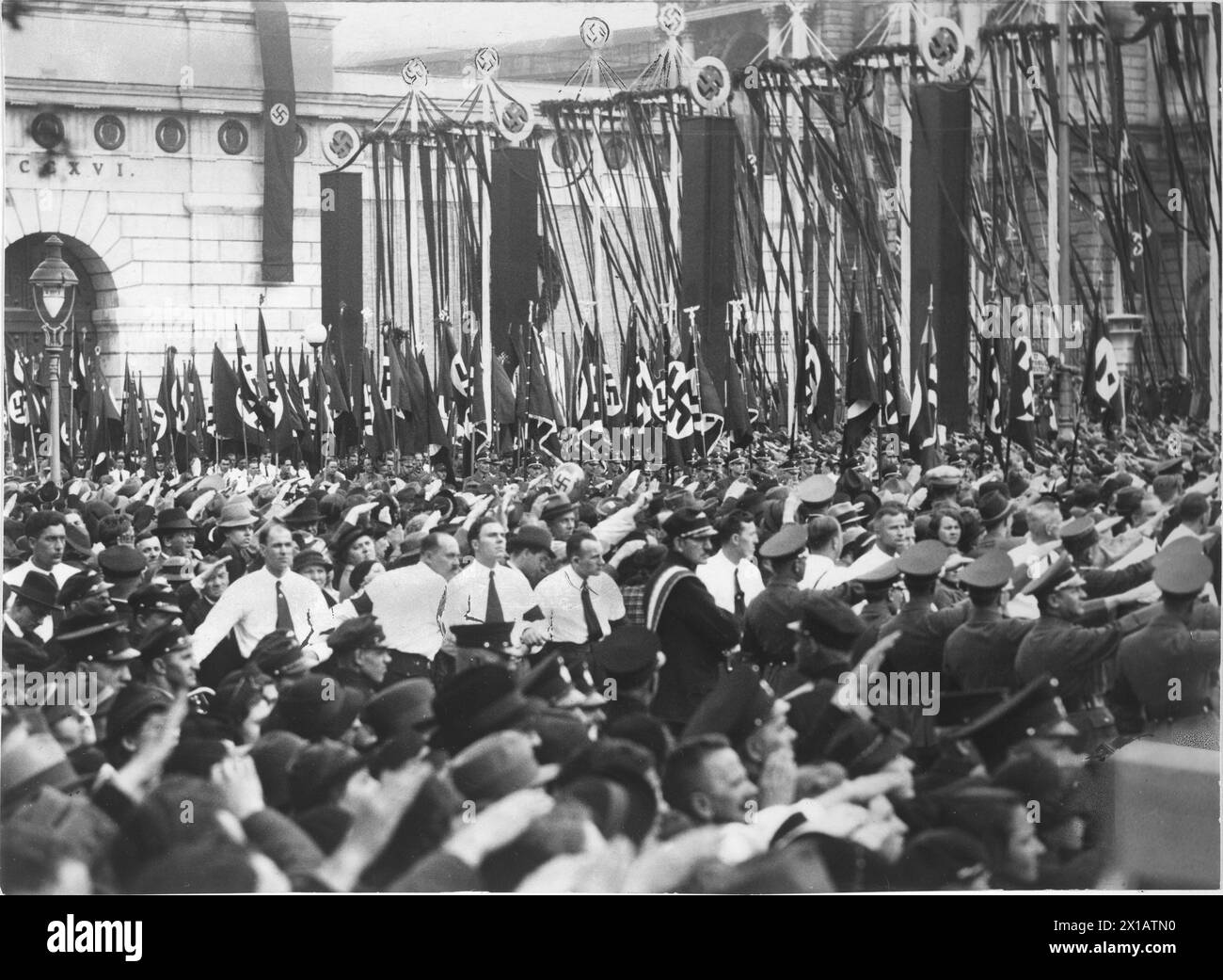 Primo maggio 1938, a Vienna, folla di fronte alla porta del castello, 1.5.1938 - 19380501 PD0134 - Rechteinfo: Rights Managed (RM) Foto Stock