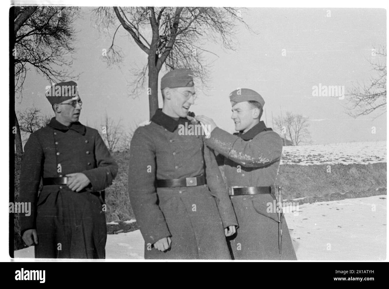 Membri dell'ingegneria da combattimento nell'Eifel, tre soldati, al centro: Il vicario Siegfried Kirsch nel paesaggio innevato, 1940 - 19400101 PD3362 - Rechteinfo: Rights Managed (RM) Foto Stock