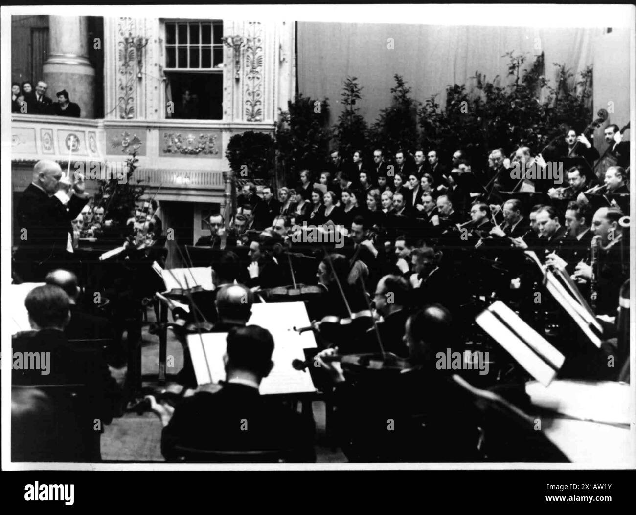 Lehar controlla un concerto di gala al suo 70. Compleanno, orchestra del viennese membro di un'orchestra filarmonica nella sala grande della sala concerti viennese, 05.05.1940 - 19400505 PD0004 - Rechteinfo: Diritti gestiti (RM) Foto Stock