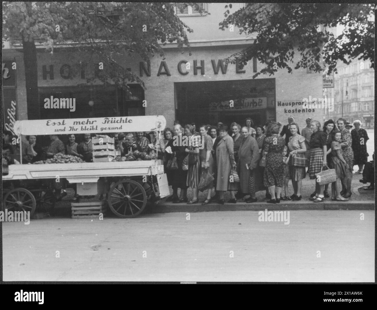 Carenza di cibo, donne in fila davanti al carrello della frutta in una strada di Berlino, 1941 - 19410101 PD2646 - Rechteinfo: Diritti gestiti (RM) Foto Stock