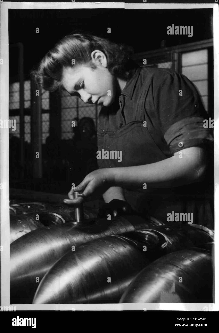 Donna nell'industria degli armamenti, 20.3.1941 - 19410320 PD0009 - Rechteinfo: Rights Managed (RM) Foto Stock