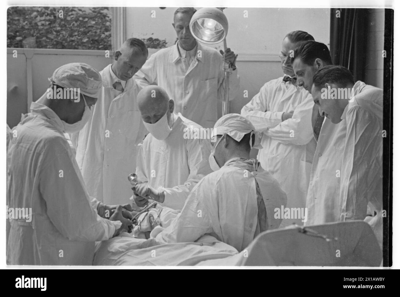 Ospedale generale xla Boerhavegasse (Rudolfspital), Lorenz Boehler durante un'operazione nel distretto da parte di parti interessate medico, 1943 - 19430101 PD4281 - Rechteinfo: Diritti gestiti (RM) Foto Stock