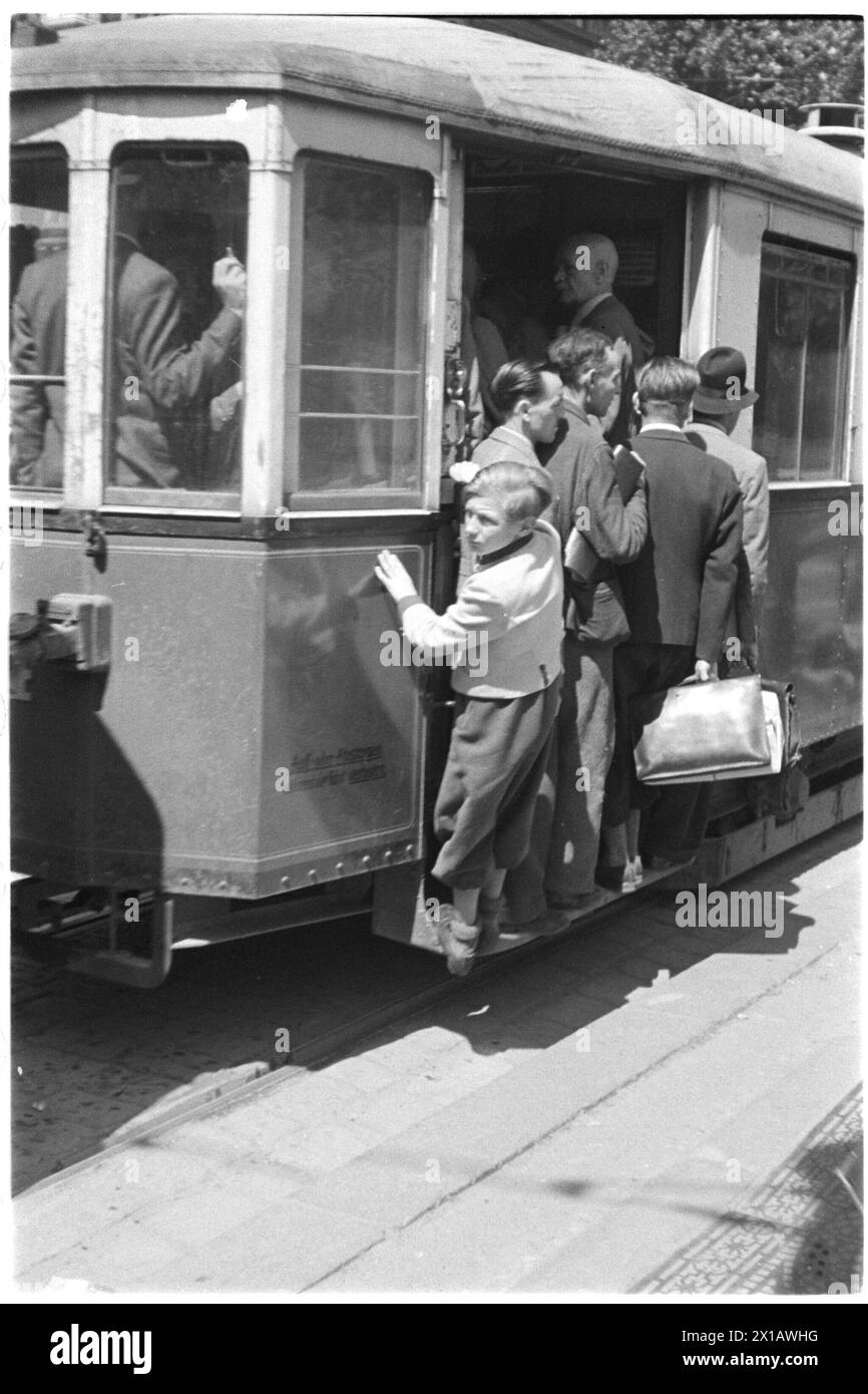 Tram sovraffollato, gruppo di persone attaccate al primo tram basso nella Vienna del dopoguerra, 1945 - 19450101 PD8247 - Rechteinfo: Rights Managed (RM) Foto Stock