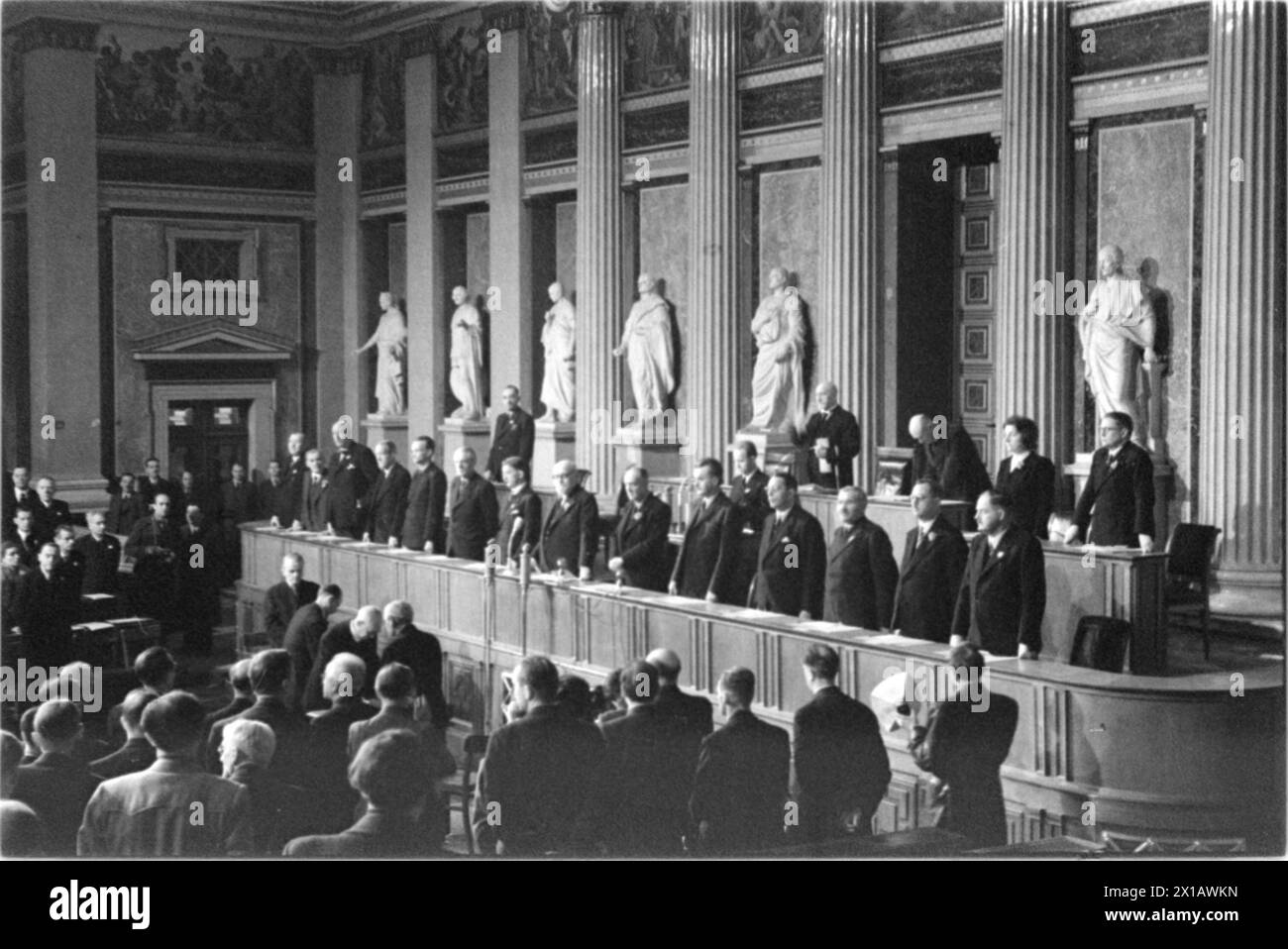 Apertura del parlamento dicembre 1945, vista contro il banco del Tesoro, ogni ministro al momento del plenum completo in piedi, 1945 - 19450101 PD8496 - Rechteinfo: Diritti gestiti (RM) Foto Stock