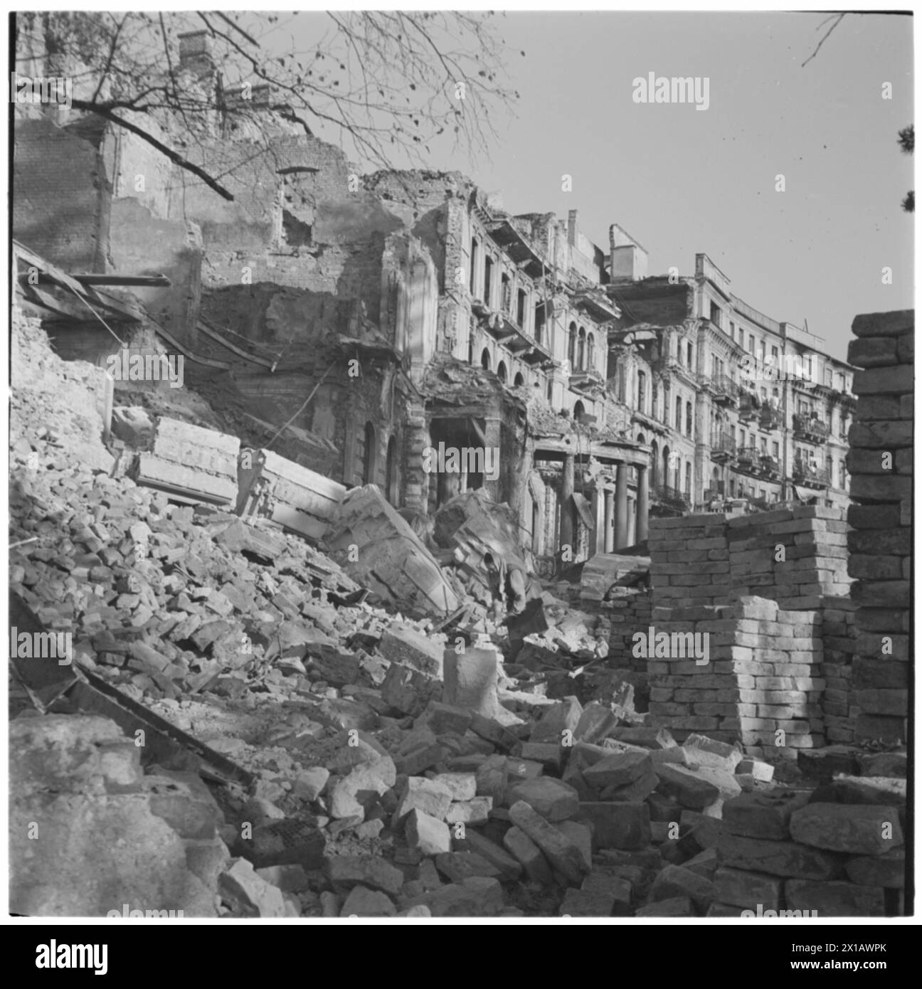 Salisburgo dopo la guerra, opinioni del servizio di intelligence americano. Il vecchio Hotel Europe alla stazione di Salisburgo come campo profughi. Nell'hotel c'è la biancheria per l'asciugatura, 01.08.1945 - 19450801 PD0057 - Rechteinfo: Rights Managed (RM) Foto Stock