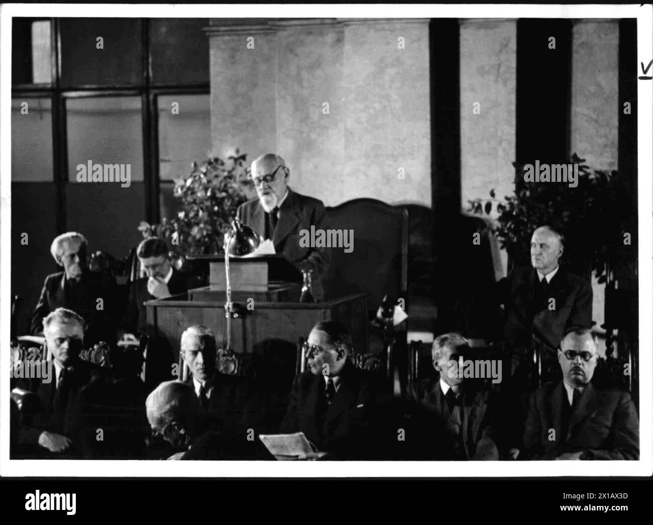 Prima conferenza dello Stato federale a Vienna, sala di riunione del paese dei bassi austriaci, sede della Herrengasse a Vienna. Renner sulla scrivania del relatore., 26.09.1945 - 19450926 PD0007 - Rechteinfo: Rights Managed (RM) Foto Stock