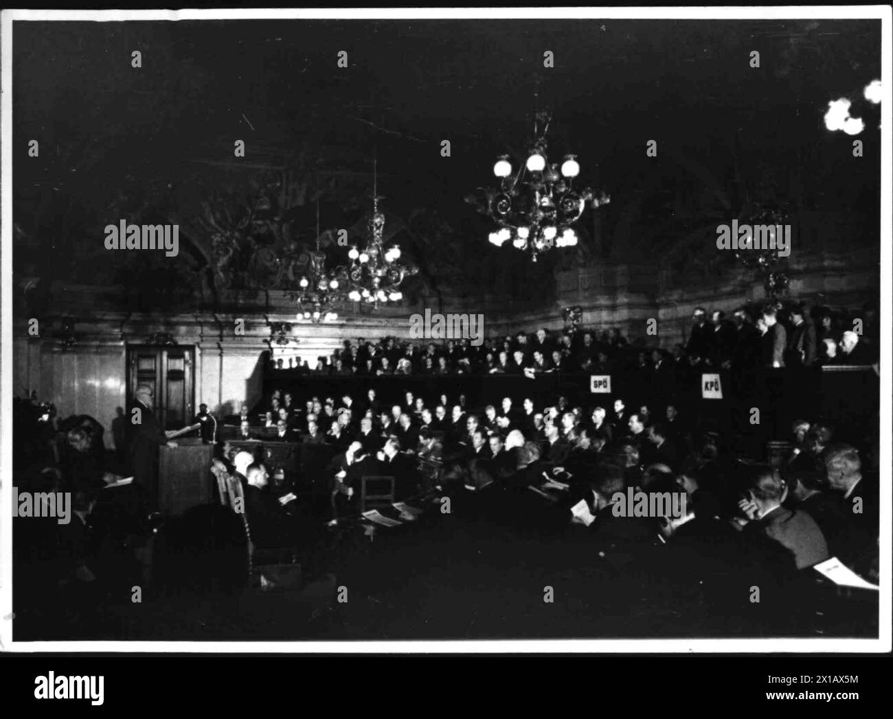 Prima conferenza dello Stato federale a Vienna, vista nella sala riunioni della casa di campagna dei bassi austriaci nella Herrengasse viennese. A sinistra, sul leggio: Charles racer, 26.09.1945 - 19450926 PD0005 - Rechteinfo: Rights Managed (RM) Foto Stock