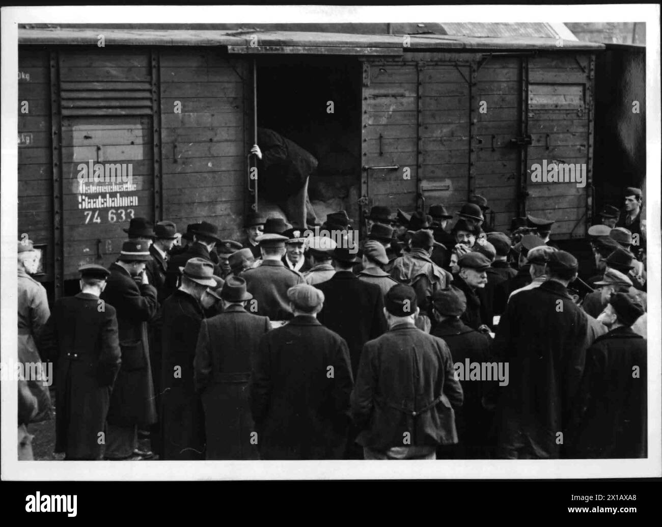 Arrivo del primo treno UNRRA con grano, molte persone davanti alle carrozze, 03.03.1946 - 19460303 PD0005 - Rechteinfo: Diritti gestiti (RM) Foto Stock