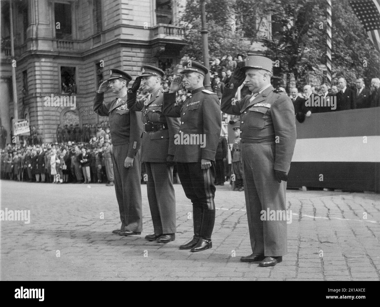 Parata della vittoria degli alleati, comandante delle quattro zone di occupazione durante l'esame della parata. In background membri del governo austriaco, 08.05.1946 - 19460508 PD0021 - Rechteinfo: Diritti gestiti (RM) Foto Stock