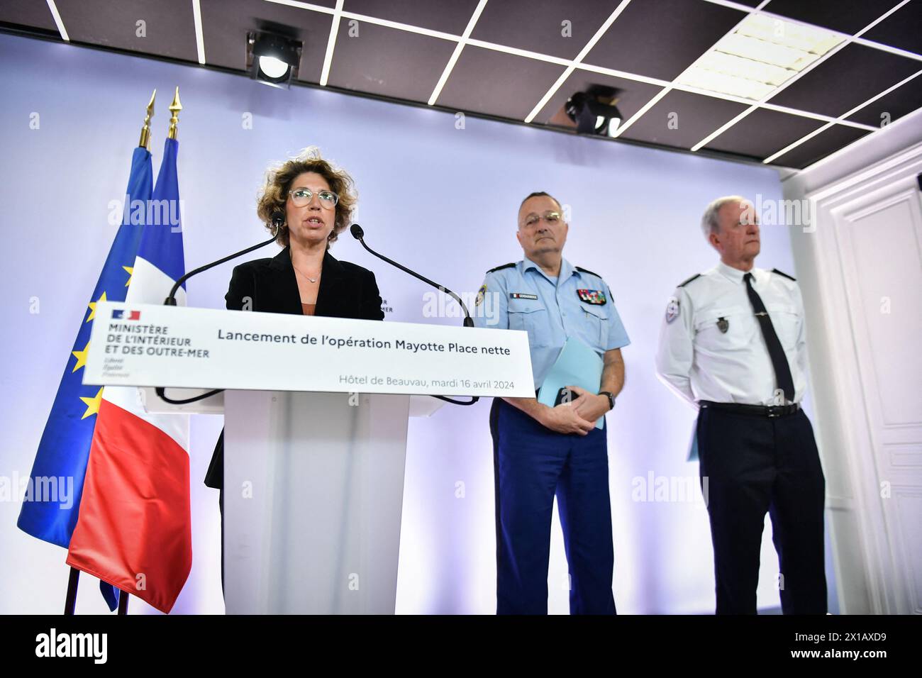 Il Vice Ministro francese per i territori d'oltremare Marie Guevenoux (L) interviene accanto al Direttore generale della Gendarmeria nazionale francese Christian Rodriguez (2R) e al Direttore generale della polizia nazionale francese Frederic Veau durante una conferenza stampa sulla lotta contro l'immigrazione clandestina e la delinquenza a Mayotte presso il Ministero francese della Francia interna e d'oltremare, a Parigi il 16 aprile 2024. Foto di Firas Abdullah/ABACAPRESS.COM Foto Stock